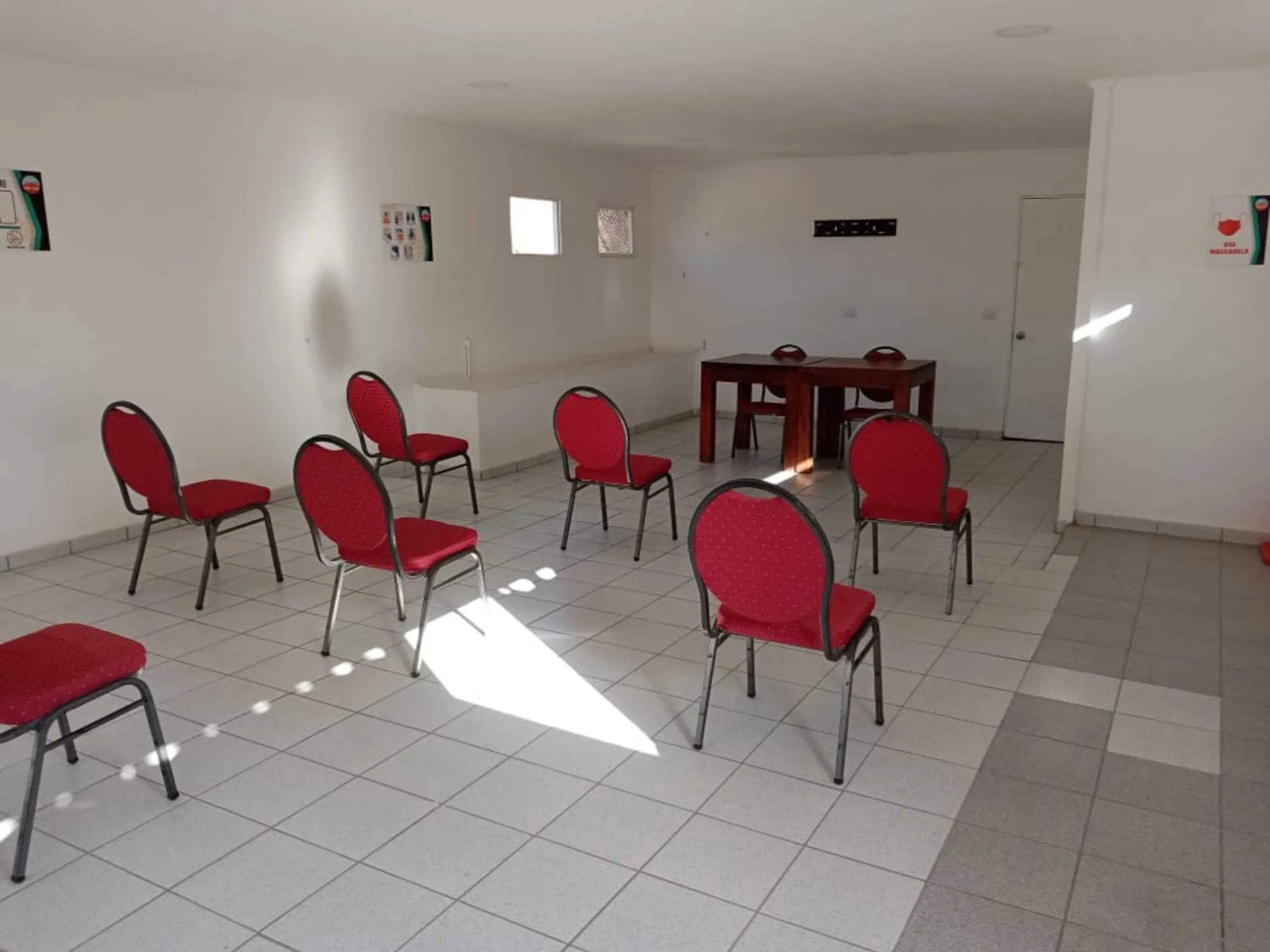 Salón de capacitación de la sucursal O’Higgins con sillas y mesas en disposición modular